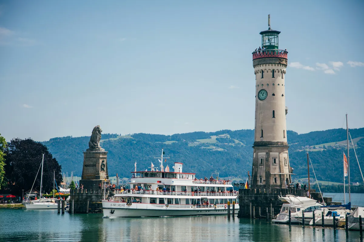Luftaufnahme des westlichen Bodensees mit Uferlandschaft und Weinbergen