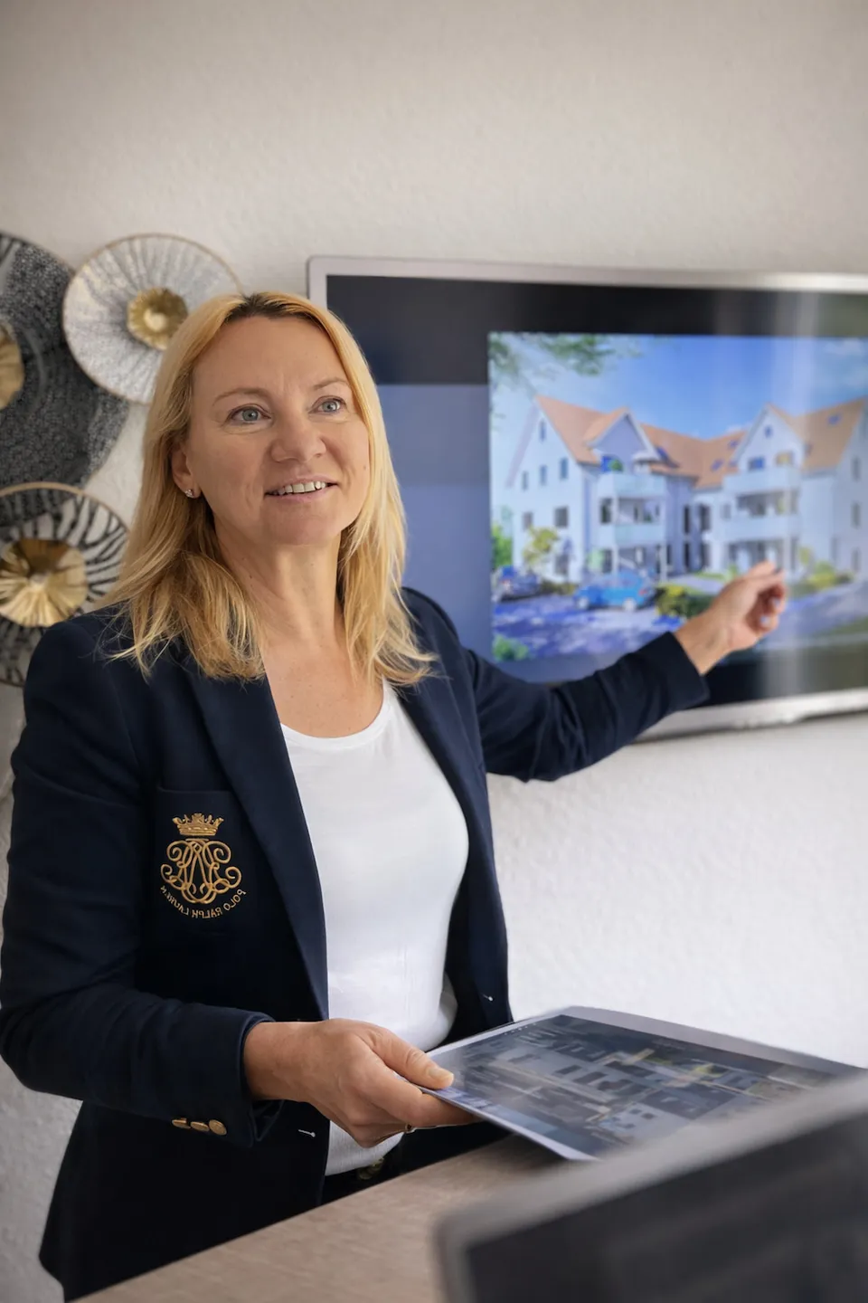 Renata Brauer präsentiert ein Neubauprojekt